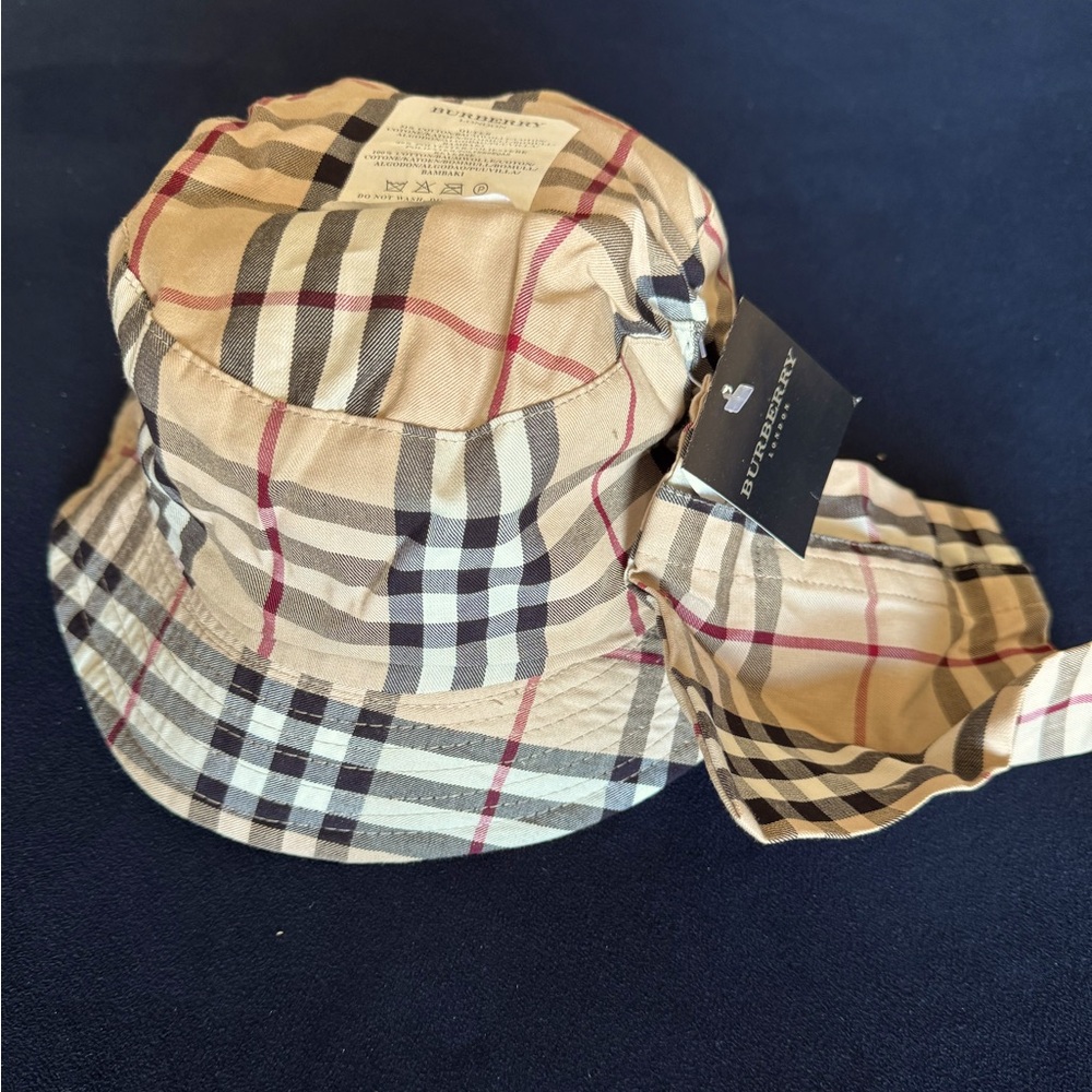 Burberry Bucket Hat, Vintage Check Tech, Medium, Beige, Reversable.
